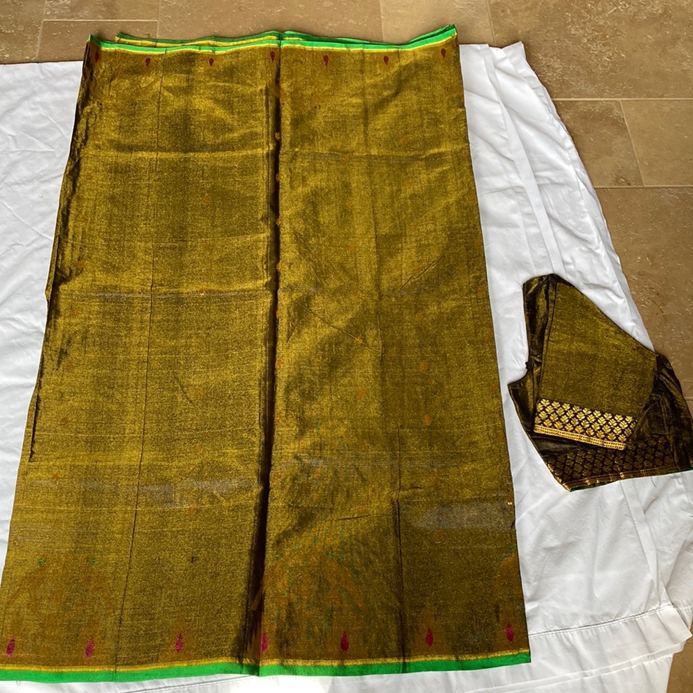 Saree With Golden Thread And Parrots Border